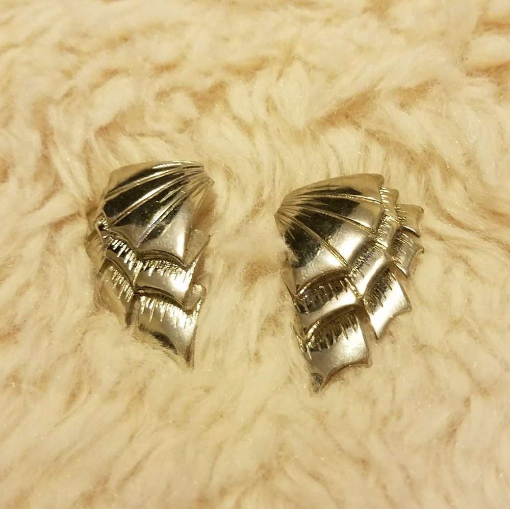 Vintage Shell Earrings - Picture 1 of 2
